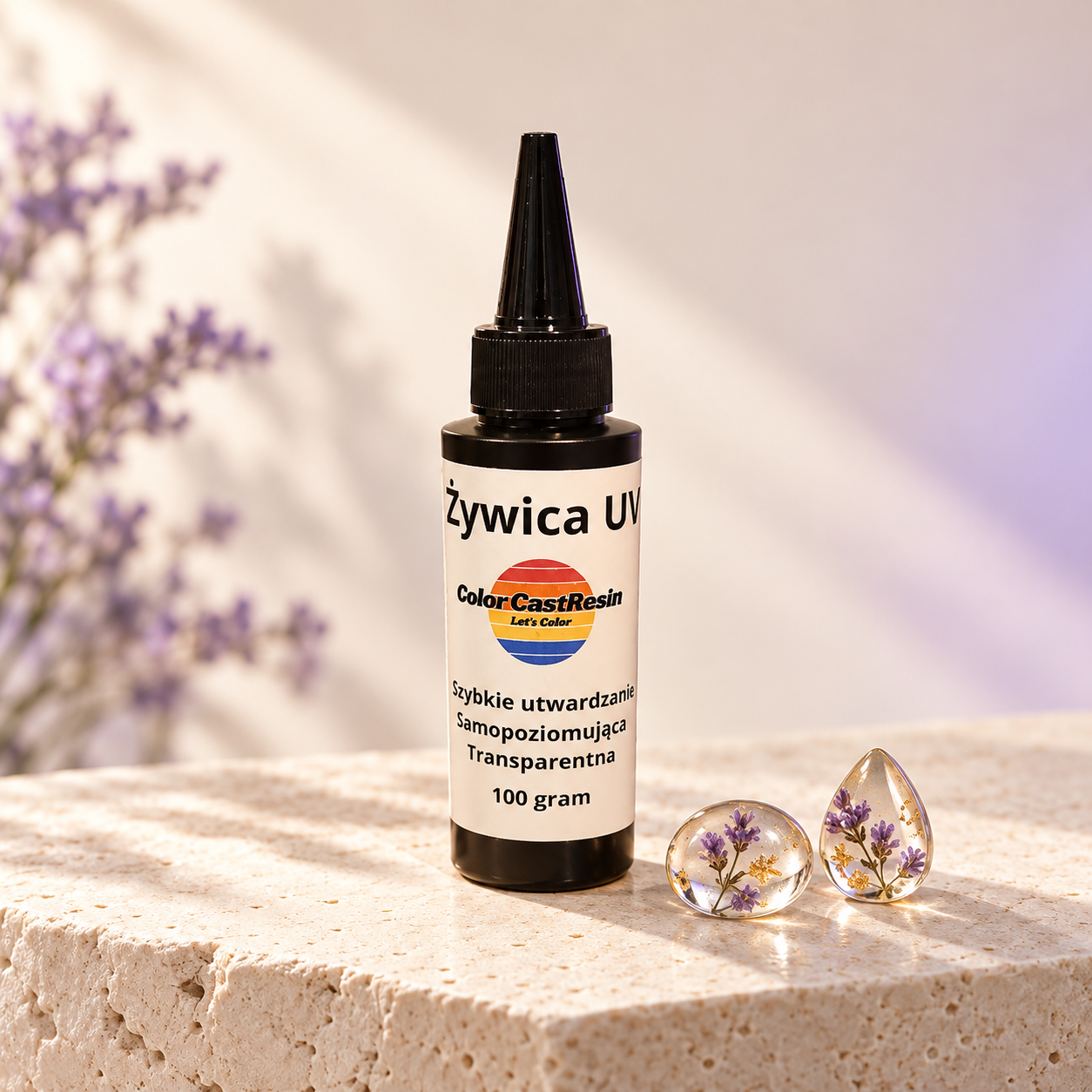 Czarna butelka żywicy UV ColorCastResin 100 gram obok drobnej biżuterii z żywicy